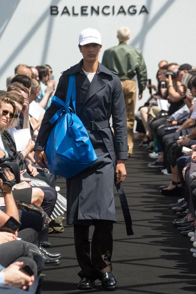 Look 19